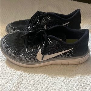 Nike Black and White Athletic Sneakers size 8 So comfy!!